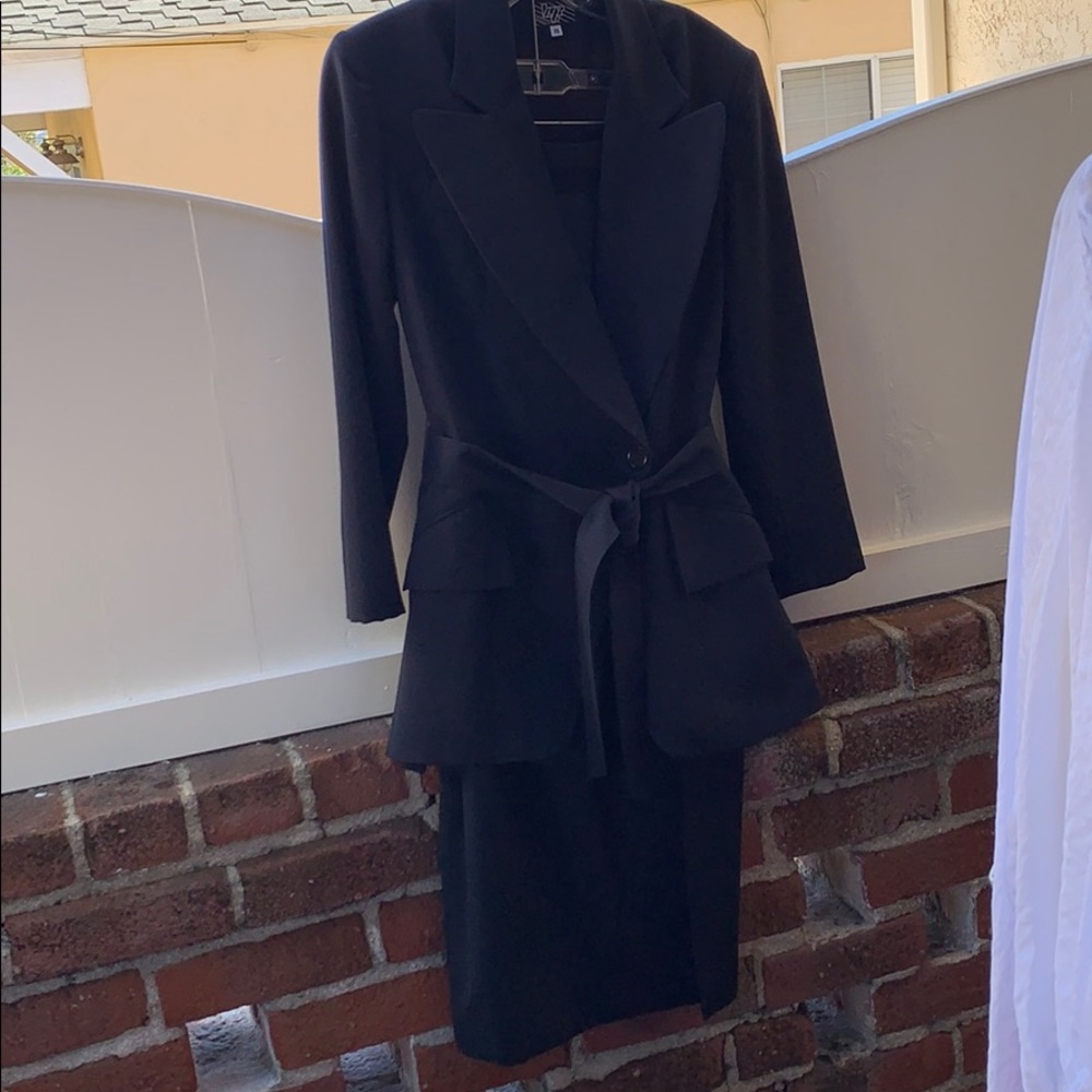 Navy blazer w/tie long fitted skirt with pleat